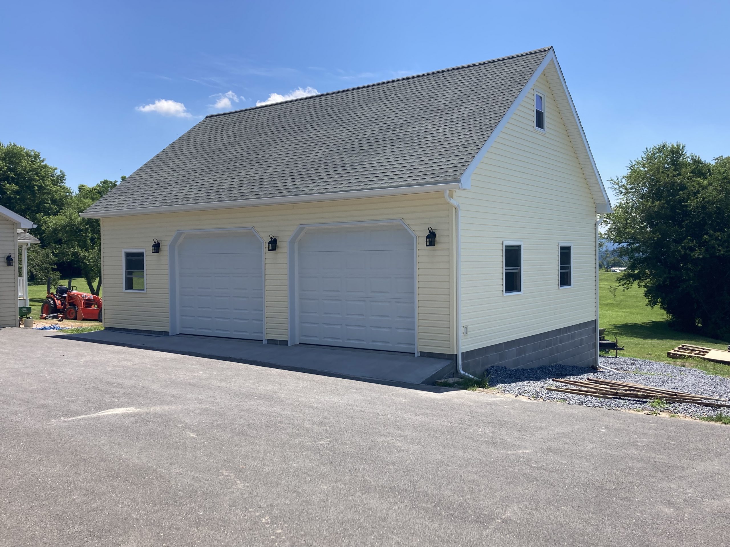Light yellow and white pole barn garage.