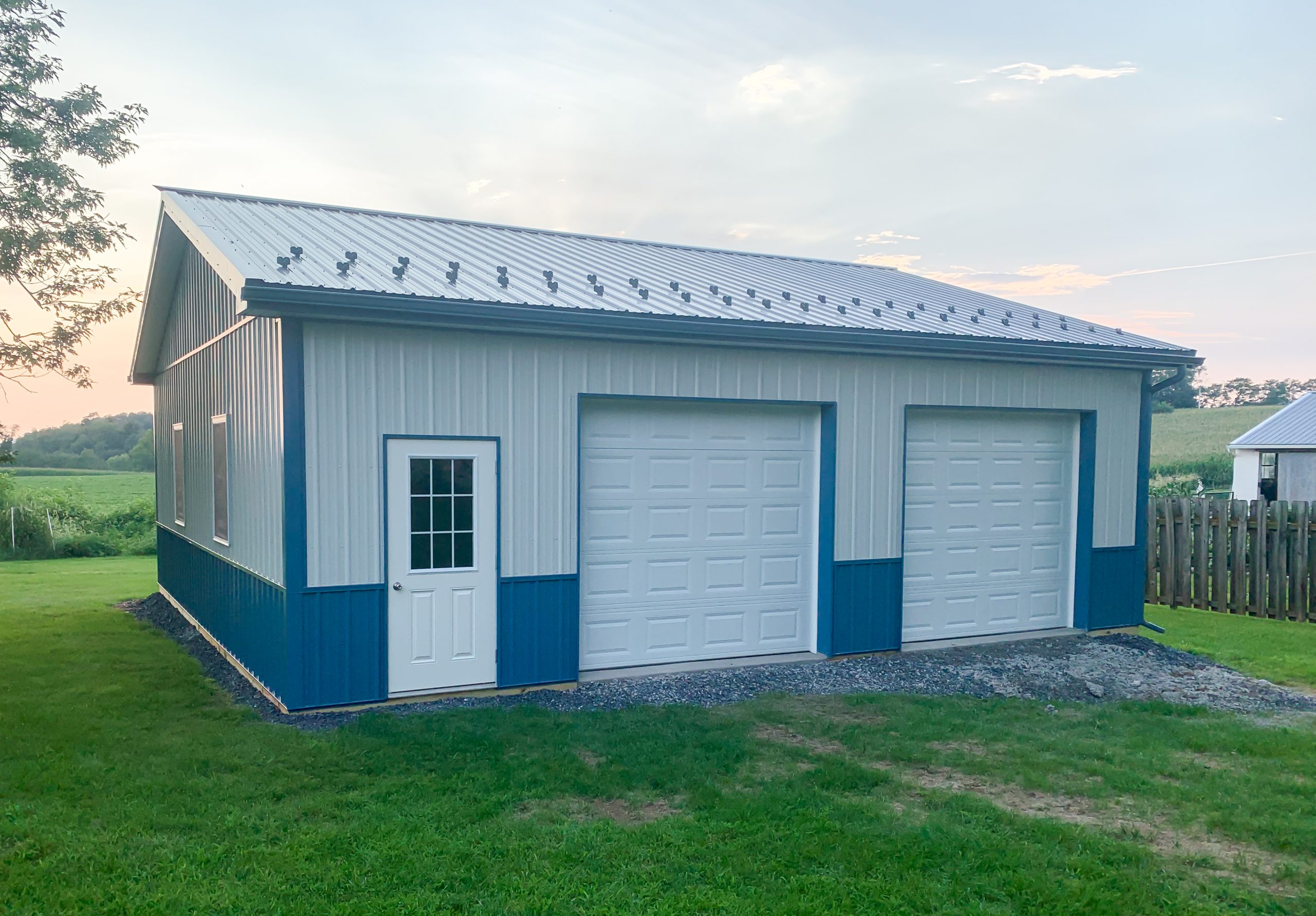30x32x10 blue and white pole barn